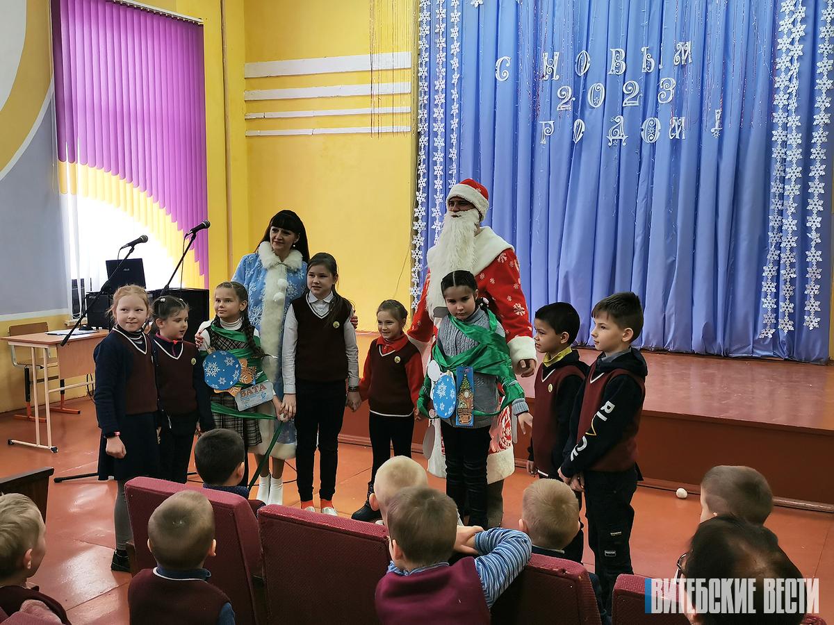 Спасатели поздравили детей Бычихинской СШ Городокского района им. Ивана Антонова со старым Новым годом