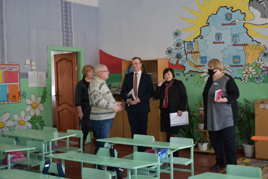 Школам — сучаснае аблiчча: Уладзімір Цярэнцьеў і Дзмітрый Хома наведалі ўстановы адукацыі Шуміліна