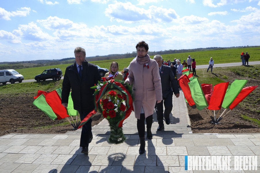 В агрогородке Боброво Дубровенского района после реконструкции  торжественно открыли  воинское захоронение