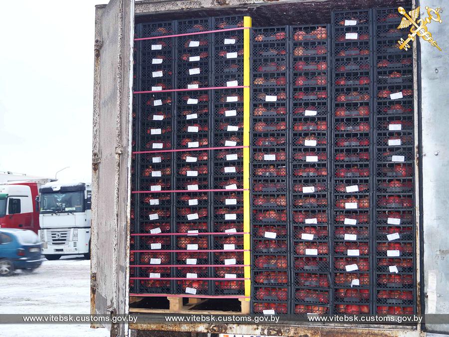 Фуру с 8 тоннами гранатов сомнительного качества задержали в Россонском районе