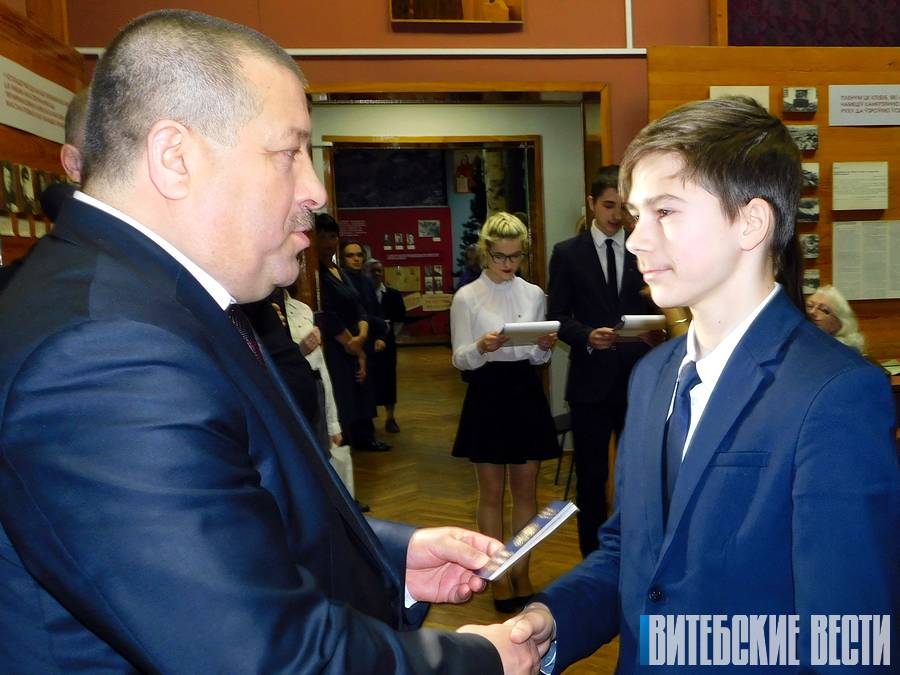 Анатолий Линевич вручил паспорта подающим надежды школьникам из Октябрьского района Витебска
