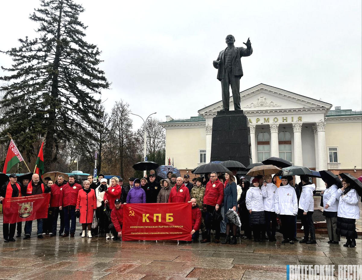 В Витебске на площади имени Ленина прошло торжественное мероприятие, приуроченное к годовщине Октябрьской революции