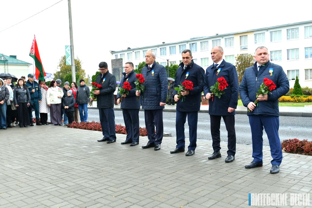 Фотофакт. Почетные гости возложили цветы у братской могилы в Чашниках