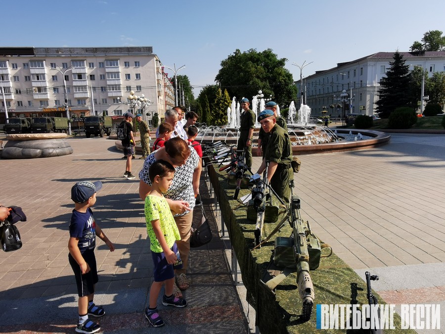 Накануне профессионального праздника витебские десантники устроили грандиозное шоу на площади Победы 