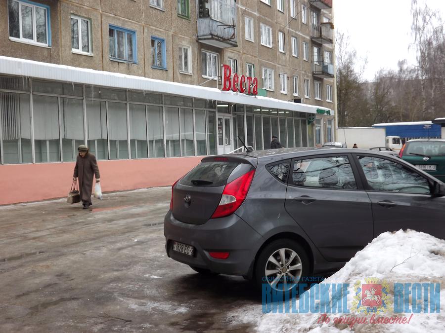 «Тебе больше всех надо?». В Витебске пенсионер воюет с водителями из-за незаконной парковки возле магазина