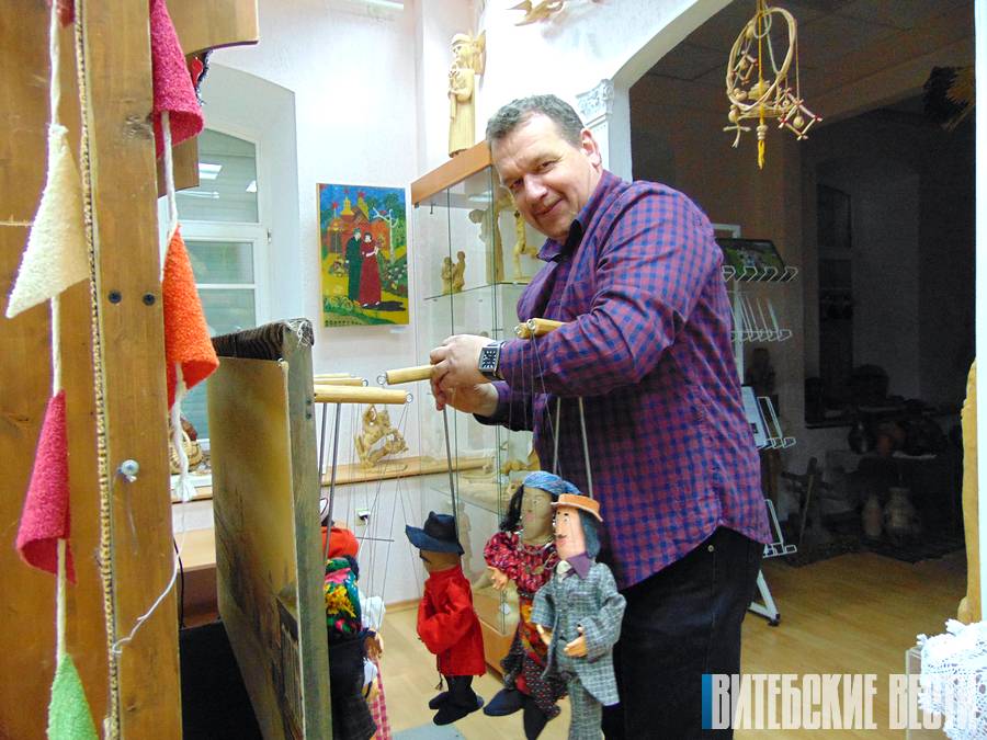 В Витебске открылась выставка новополоцкого батлейщика Андрея Ретикова