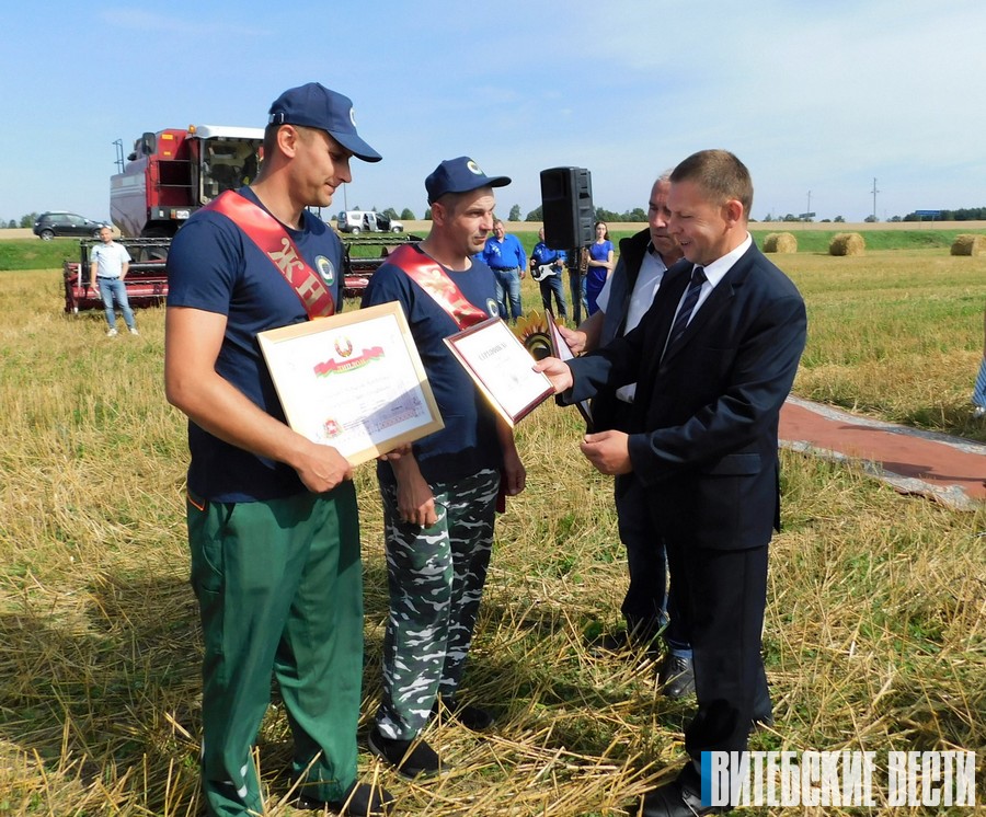 В Оршанском районе чествовали второй на Витебщине экипаж, намолотивший 1 тыс. тонн маслосемян рапса