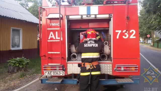 В Верхнедвинске работники МЧС из горящего дома спасли женщину