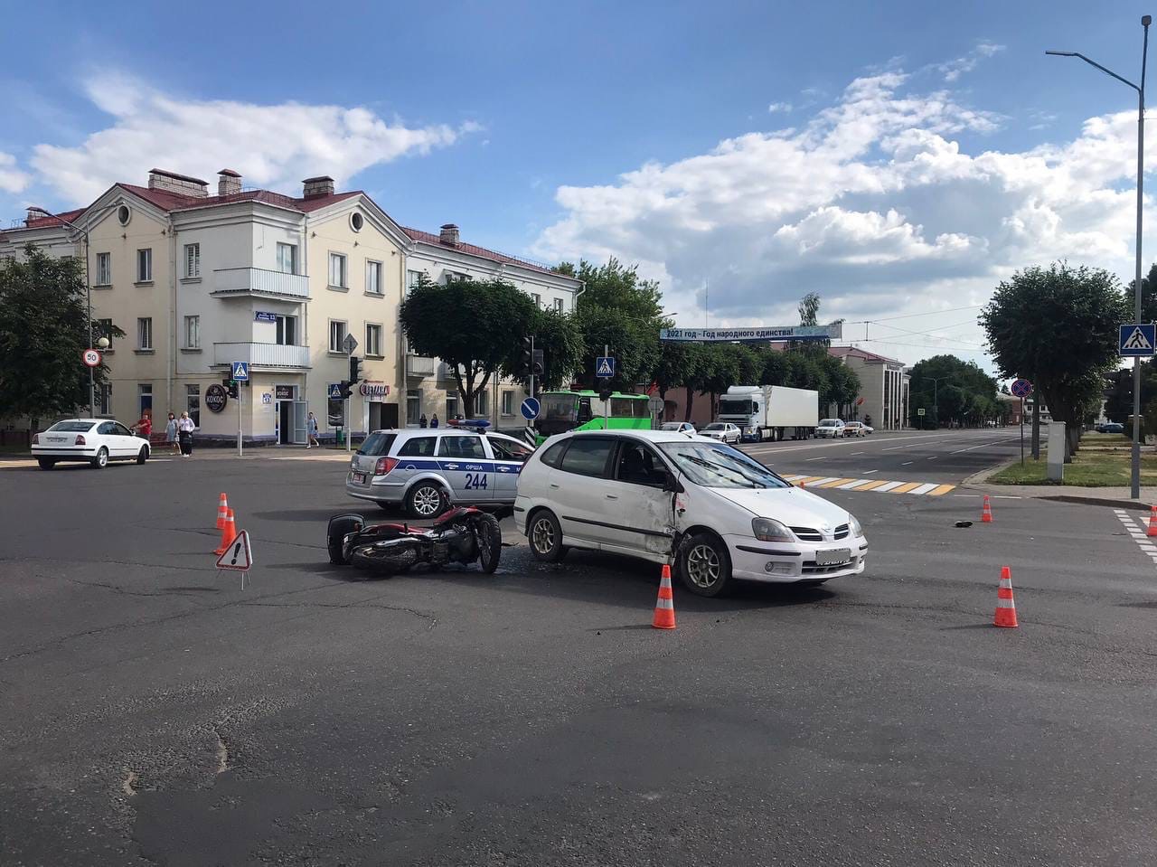 В Орше столкнулись автомобиль и мотоцикл