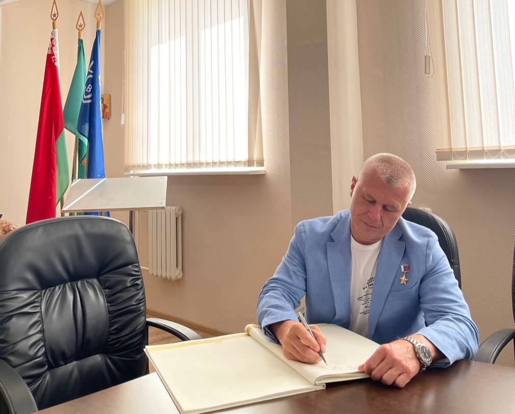 Известный космонавт Олег Новицкий посетил в Витебске ОАО «БелВитунифарм»