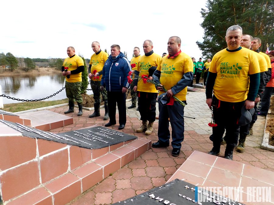 В Бешенковичском районе возле мемориального комплекса «Узречье» заложили памятную туевую аллею 