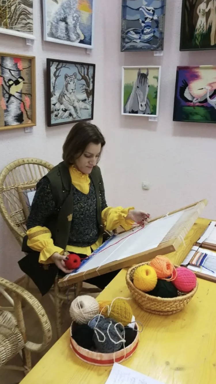 Мастерица из Бигосово рассказала о особенностях создания гобелена