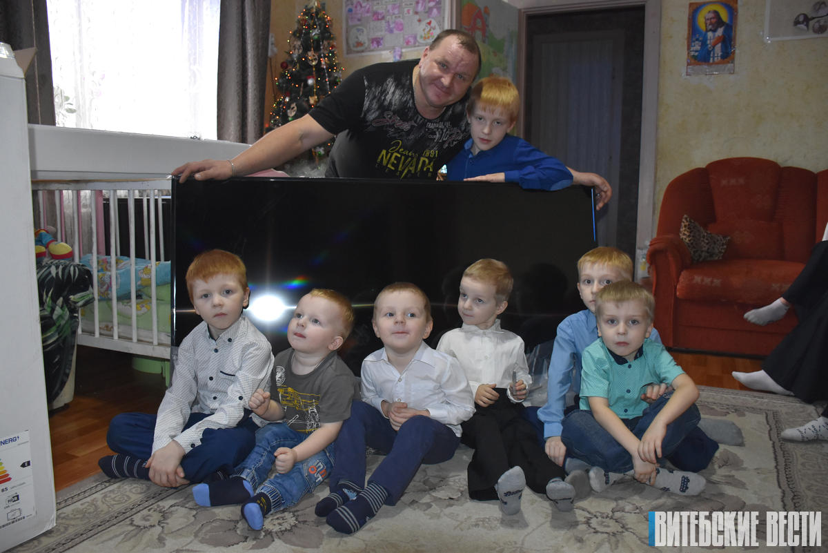 В рамках акции «Наши дети» многодетной семье Вяловых из Витебска подарили телевизор 