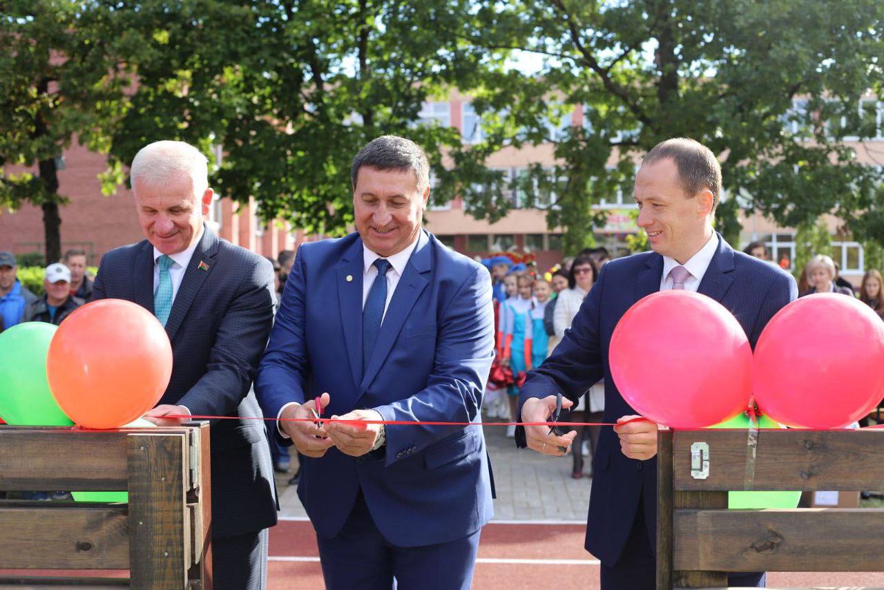 Фотофакт: В Лепеле торжественно открыли новое мини-футбольное поле 