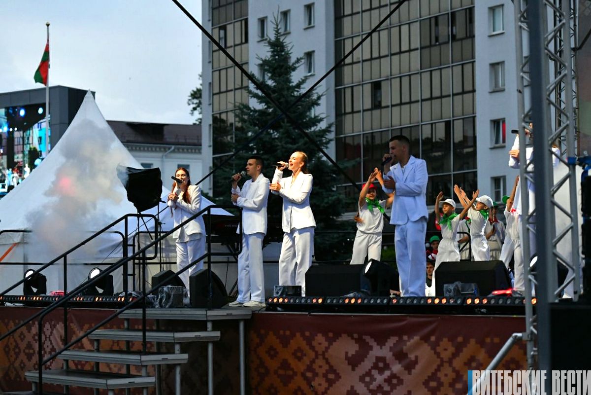«Мы – гэта краiны багацце». Праздничный концерт проходит на площади Победы