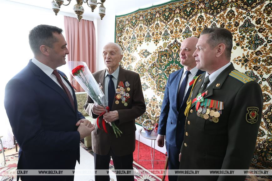 Александр Субботин в День Победы поздравил ветерана войны Николая Жарикова, которому исполнилось 97 лет