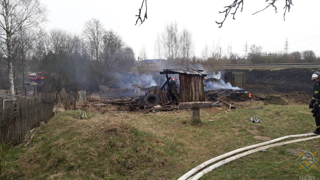На пожаре в Витебске из-за пала травы сгорела хозяйственная постройка