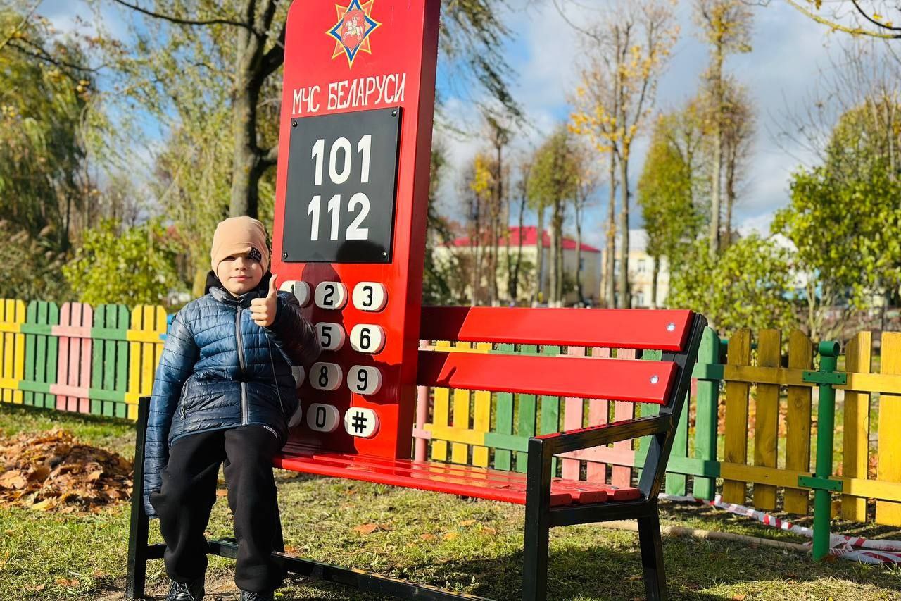 Безопасность на «Бригантине». В Глубоком на детской площадке появился необычный арт-объект