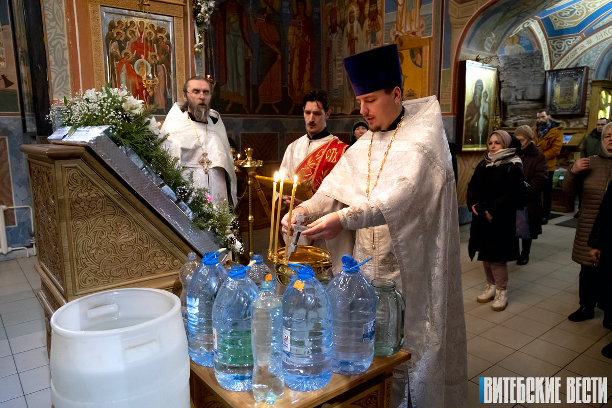 ФОТОФАКТ: В Витебске православные верующие празднуют Крещенский сочельник