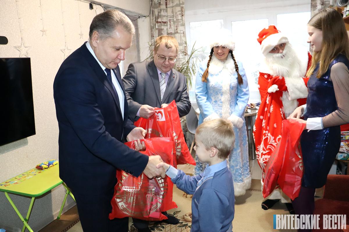 Многодетную семью Морозовых поздравили с новогодними праздниками в рамках благотворительной акции "Наши дети"