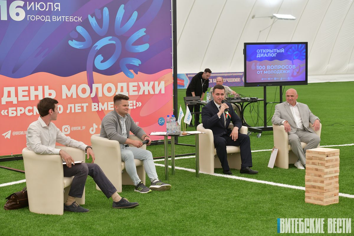 Открытый диалог «100 вопросов от молодежи» собрал на футбольном манеже около сотни участников
