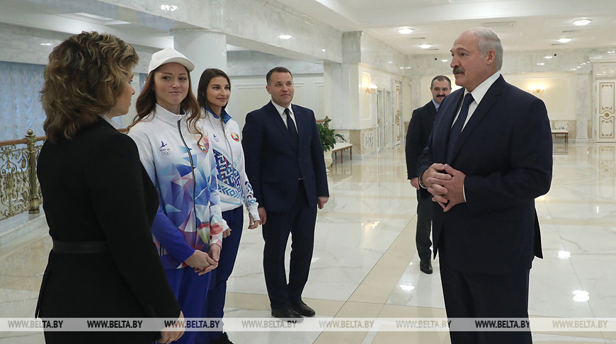 Лукашенко показали форму белорусских спортсменов для Олимпиады в Токио