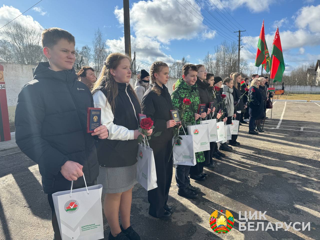 Игорь Карпенко вручил паспорта девяти учащимся Верхнедвинского района