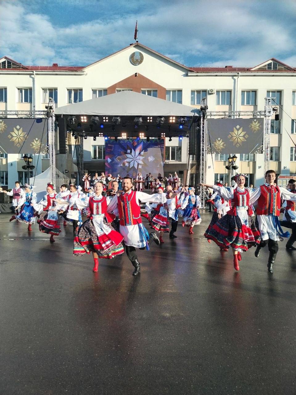 Фотофакт. В Поставах состоялось торжественное открытие фестиваля «Звіняць цымбалы і гармонік»