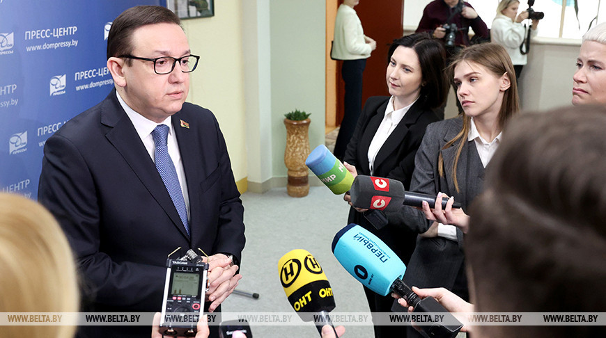 Владимир Перцов: СМИ достойно противостоят вбросам и фейкам, но и люди научились отделять лживую информацию