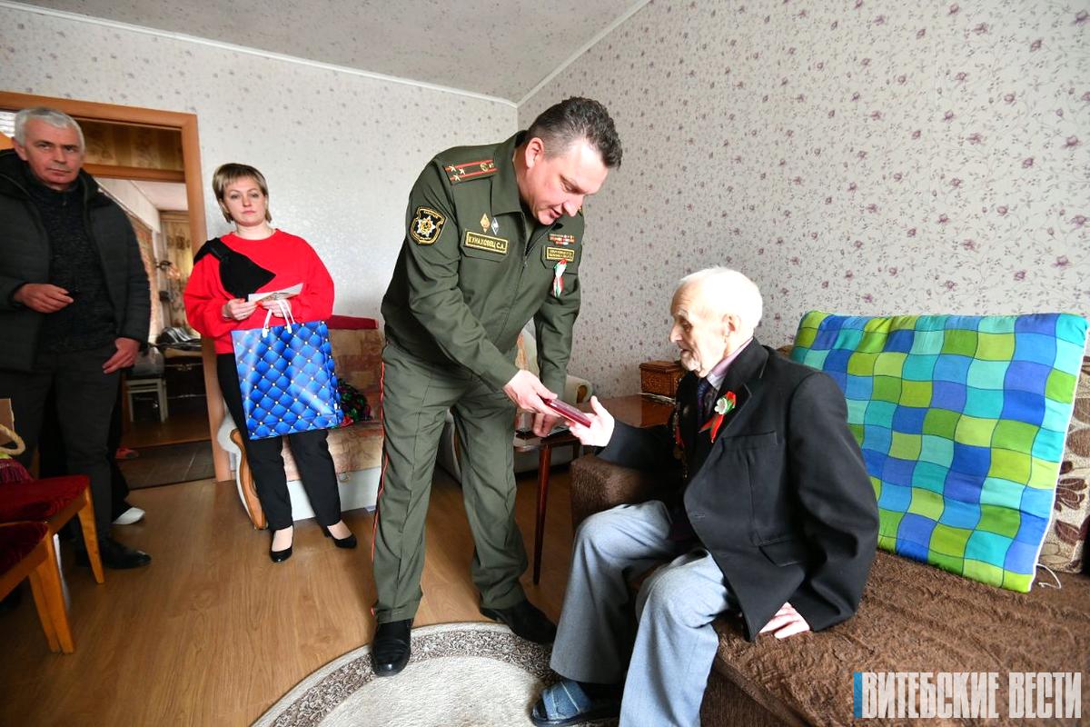К 80-летию Победы ветерану из Витебска Василию Маметьеву вручили юбилейную медаль