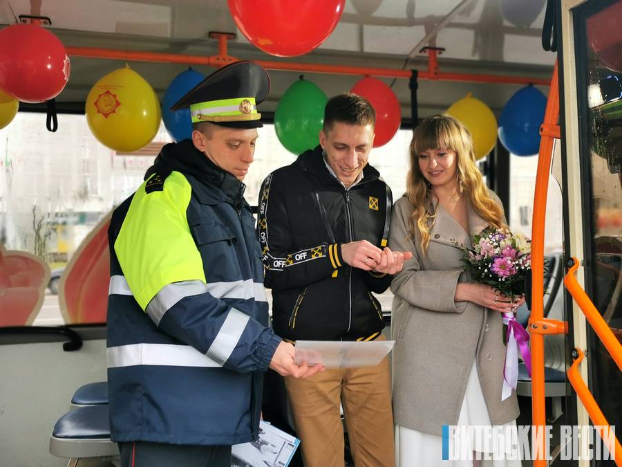 В Витебске сотрудники ГАИ предложили водителям пройти праздничные испытания ради дам сердца