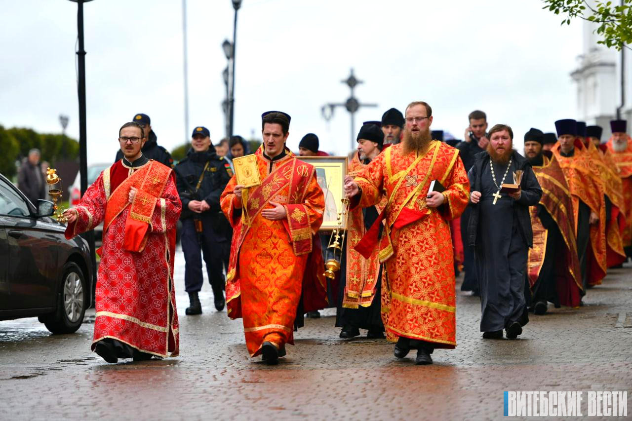 ФОТОФАКТ: Пасхальный фестиваль "Радость" открылся в Витебске с крестного хода и молебна
