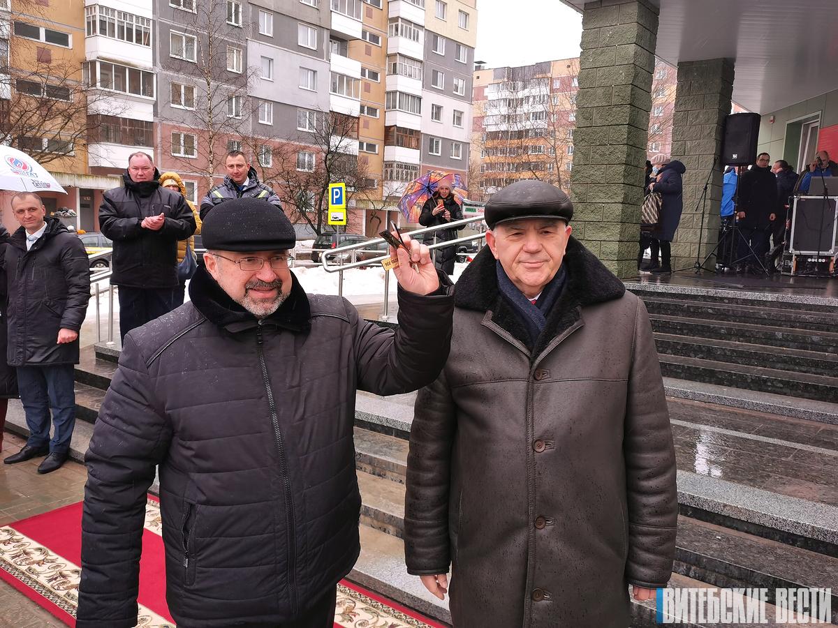 УП «Витебскоблгаз» передало несколько автомобилей Витебской городской центральной поликлинике