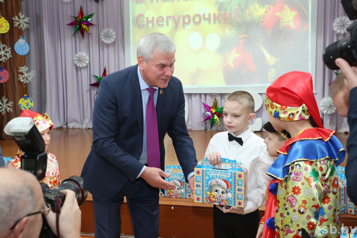 ФОТОФАКТ: Андрейченко посетил Бегомльскую вспомогательную школу-интернат в рамках акции "Наши дети"