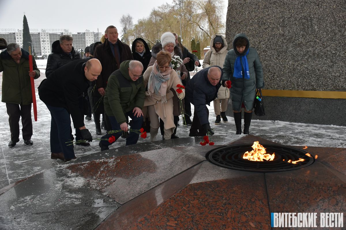 ФОТОФАКТ: Витебск присоединился к флешмобу памяти военно-патриотического клуба «Рысь» против преступного беспамятства народов