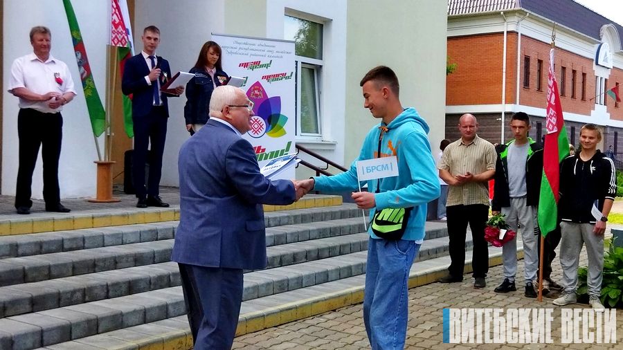 В Дубровно Владимир Терентьев вручил путевки участникам третьего трудового семестра