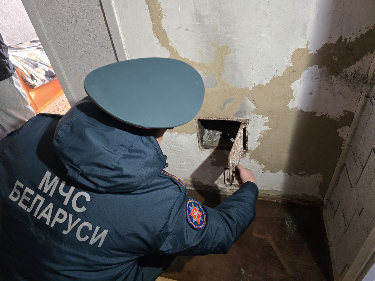 Специалисты МЧС проводят обследования жилья граждан, уделяя особое внимание тем, кто нуждается в дополнительной поддержке