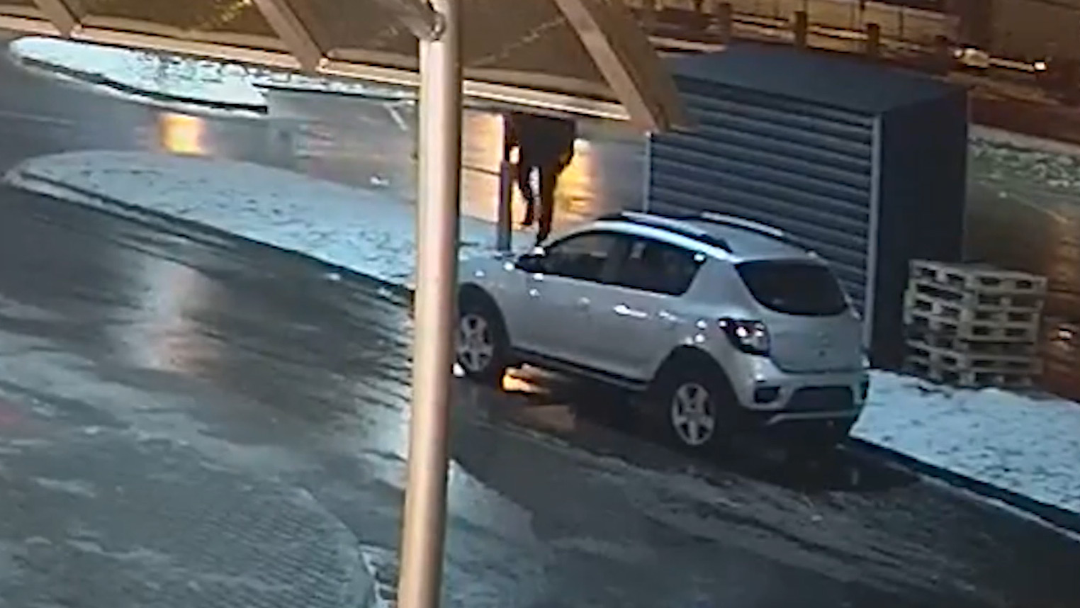 В Орше мужчина разбил чужую иномарку и снял с нее номера