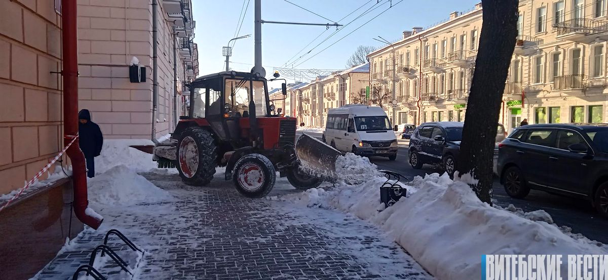 Фоторепортаж. В Витебске очищают от последствий снегопадов улицы и дворы многоквартирных домов  