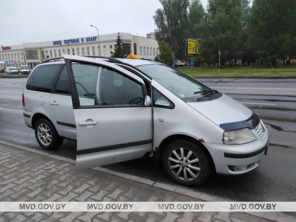 В Новополоцке 18-летний парень угрожал таксисту ножом и требовал выручку