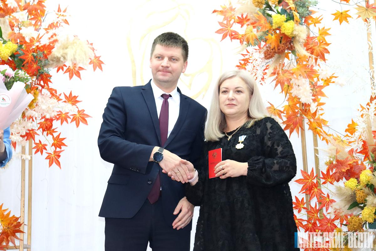 Глава администрации Первомайского района Витебска Евгений Семёнычев вручил орден Матери в преддверии праздника