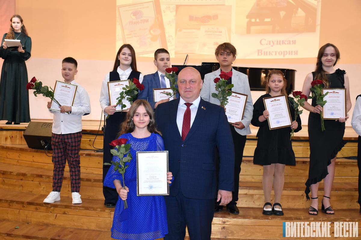 В Витебске талантливую молодежь наградили премиями областного Совета депутатов