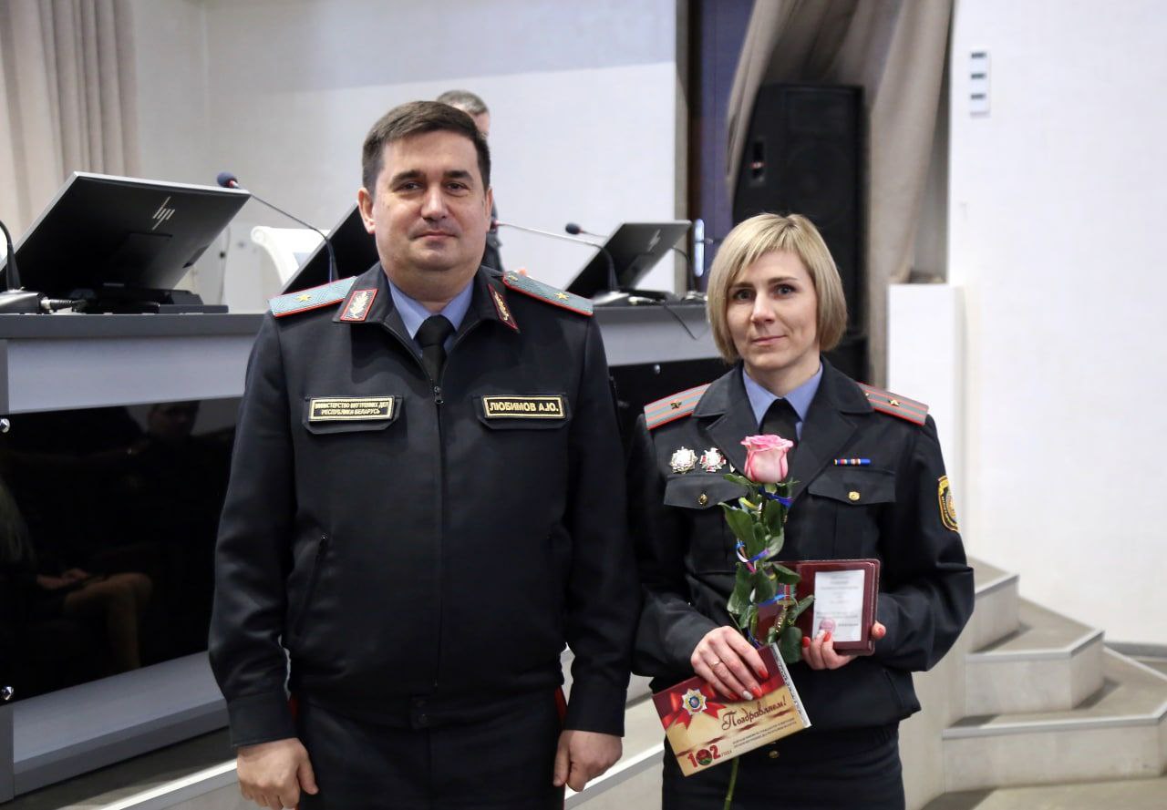 Андрей Любимов наградил лучших сотрудников подразделений по гражданству и миграции Витебской области