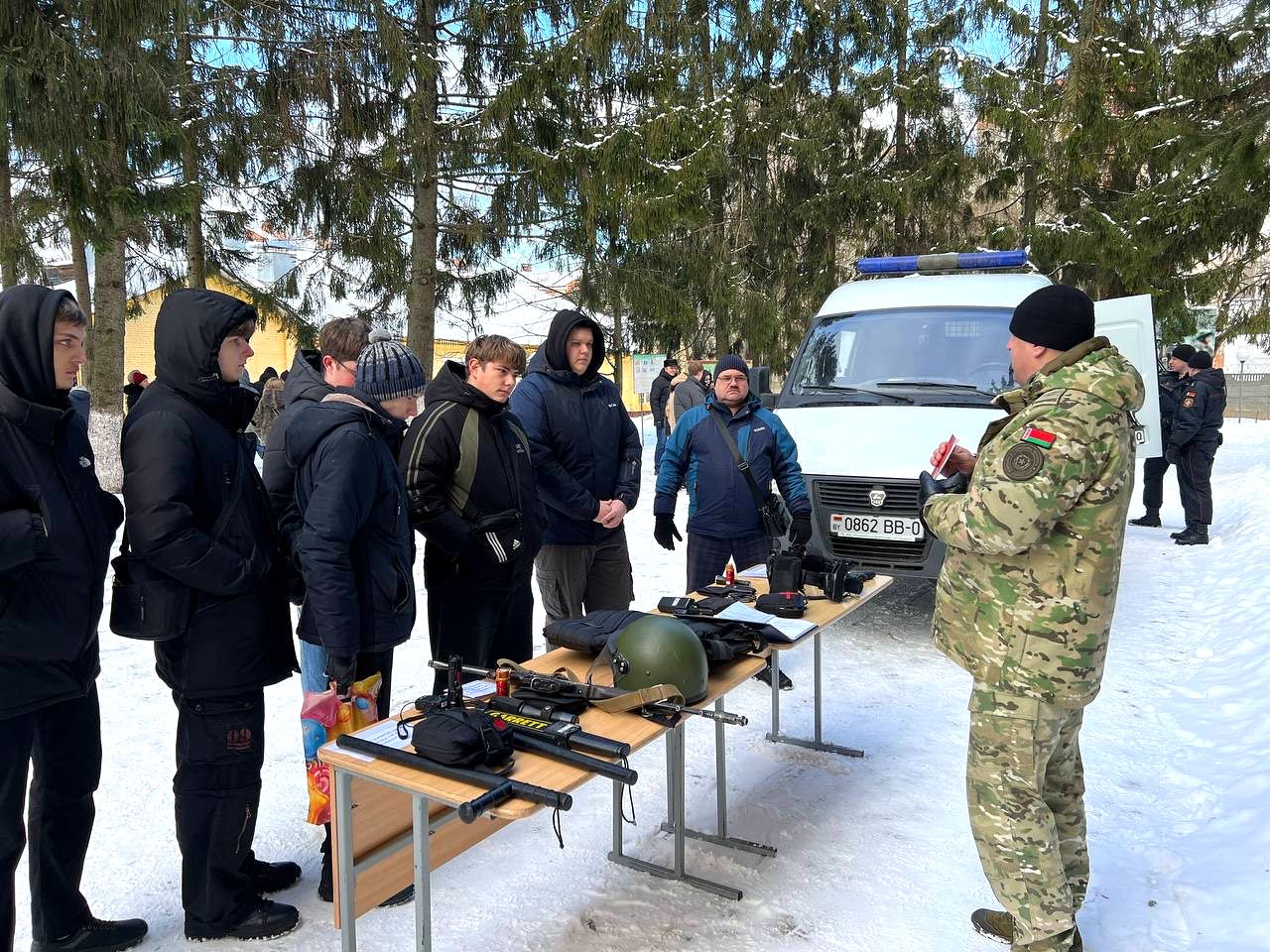 Погружение в службу. В Витебске молодежные отряды охраны правопорядка провели день во внутренних войсках
