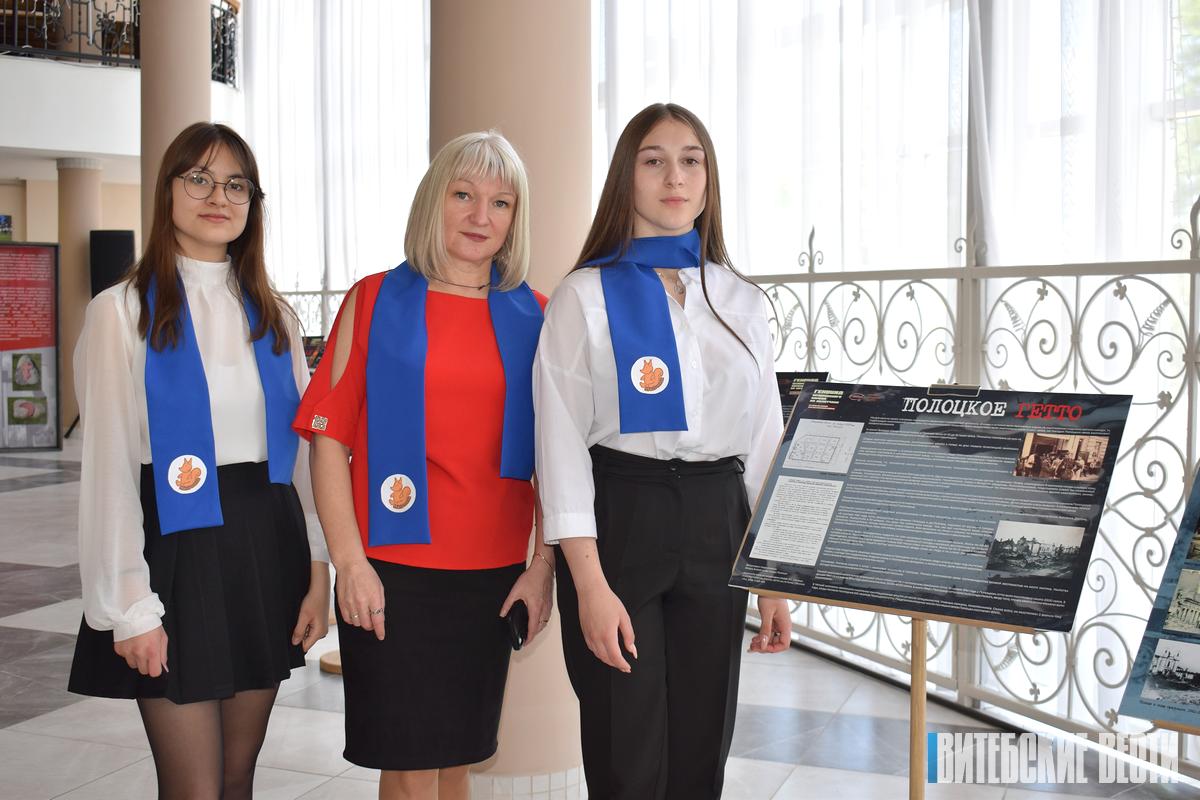 Передвижную экспозицию «Геноцид белорусского народа на Полотчине» представляют учащиеся и педагоги гимназии № 1 Новополоцка