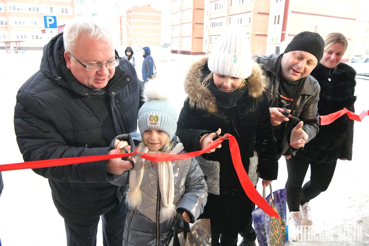 ФОТОФАКТ: Первый многоквартирный дом с лифтом торжественно открыли в Городке 