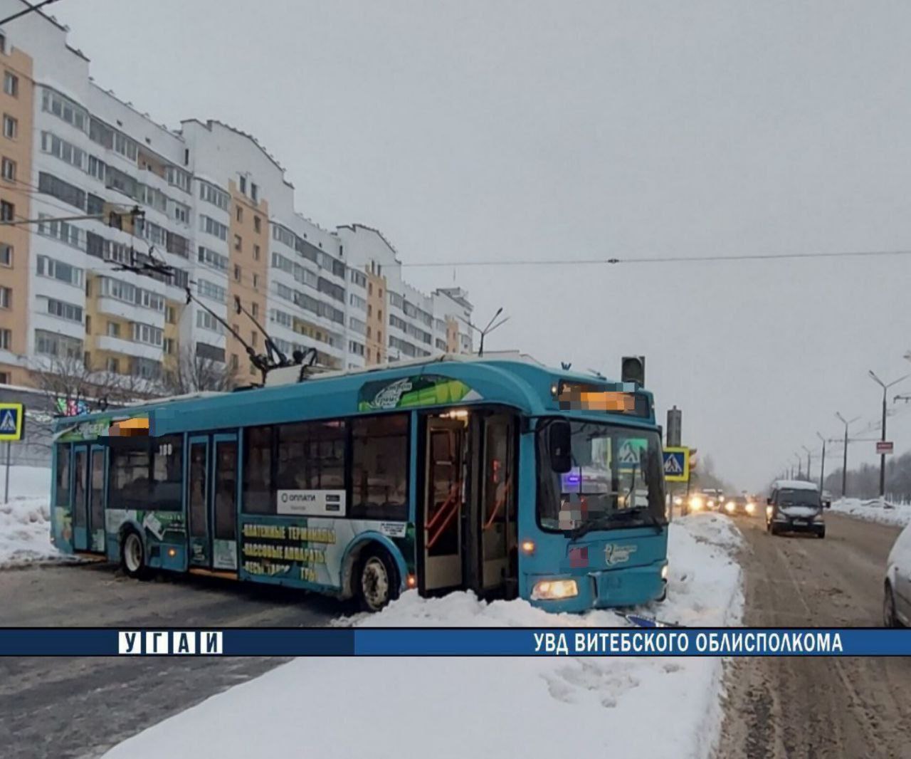 В Витебске водитель троллейбуса уходил от аварии и врезался в дорожный знак
