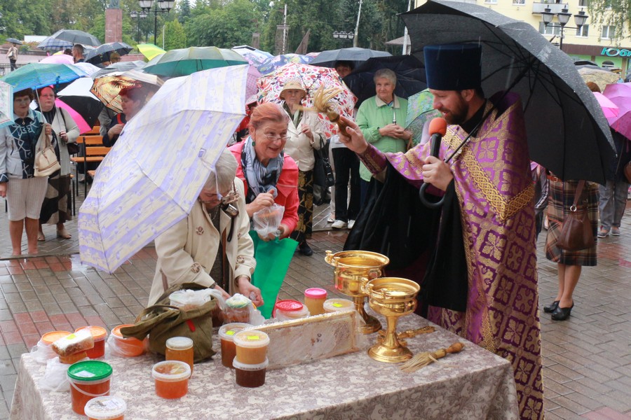 Медовый Спас отметили в Полоцке гуляниями, конкурсами и медовой ярмаркой