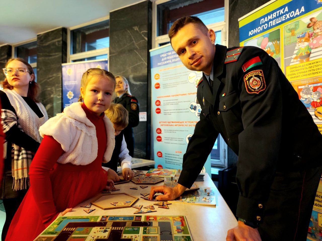 В рамках новогоднего праздника ГАИ организовала интерактивную площадку для детей в КЗ "Витебск" 