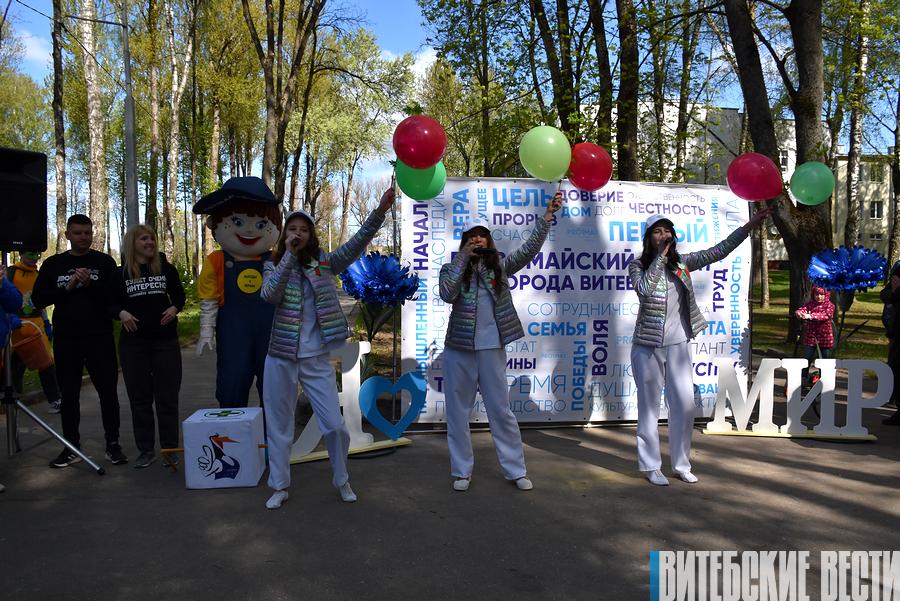 В парке 30-летия ВЛКСМ в Витебске проходит праздничная маёвка «Мир. Труд. Май» 